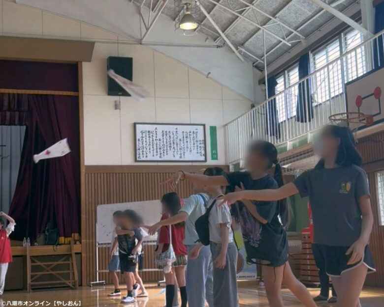 八條小学校で「八條ALOHA」開催!JALの紙飛行機教室とフラ体験を親子で楽しむ秋の一日