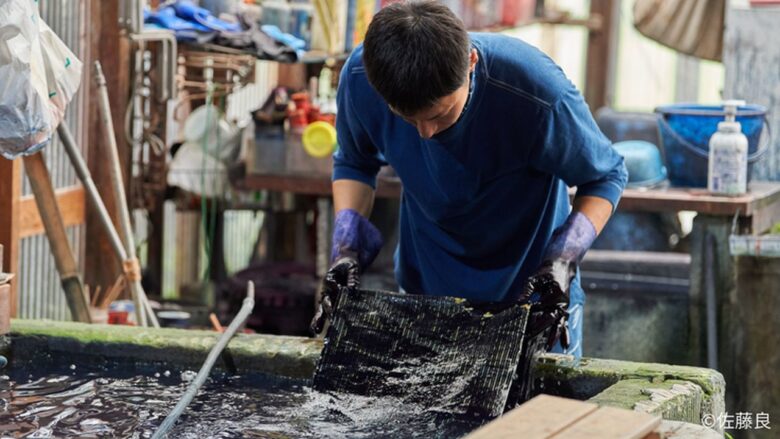 八潮から全国の祭りへ。創業120年の相澤染工場、藍染半纏を作り続けるためクラファンを開始