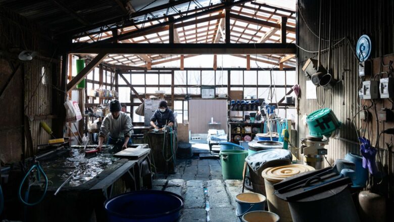 八潮から全国の祭りへ。創業120年の相澤染工場、藍染半纏を作り続けるためクラファンを開始