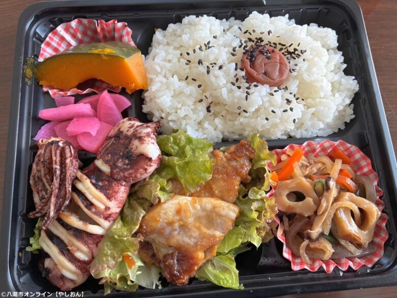 八潮市伊草で「紺膳」と「BluNavy」の自宅前販売!焼きたてピザと手作り弁当を満喫