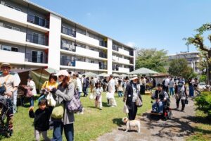 団地の芝生で食べて、遊んで、音楽も。東綾瀬「団地グッドアワー」10月4日開催