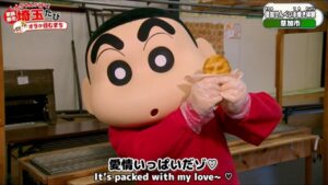 クレヨンしんちゃんの埼玉旅に草加の丸草一福が登場！身近な名物を手焼きで楽しむ
