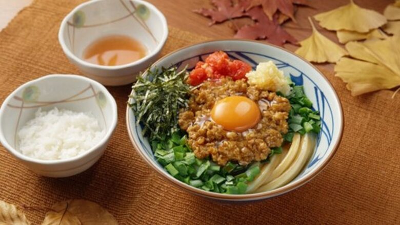 丸亀製麺に「濃厚味噌だしうどん」登場!豚肉と野菜たっぷり、10月27日発売