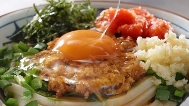丸亀製麺に「肉辛まぜうどん」登場！松岡昌宏さんと共同開発、10月6日から期間限定