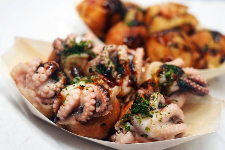 タコが飛び出すたこ焼きが草加に!角上魚類で10月31日から土日祝日限定販売へ