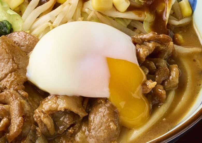 丸亀製麺に「濃厚味噌だしうどん」登場!豚肉と野菜たっぷり、10月27日発売